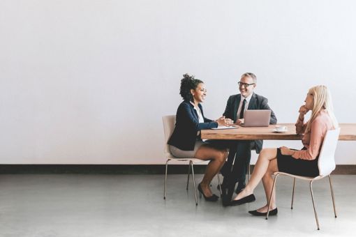 Gens d'affaires réunis à table