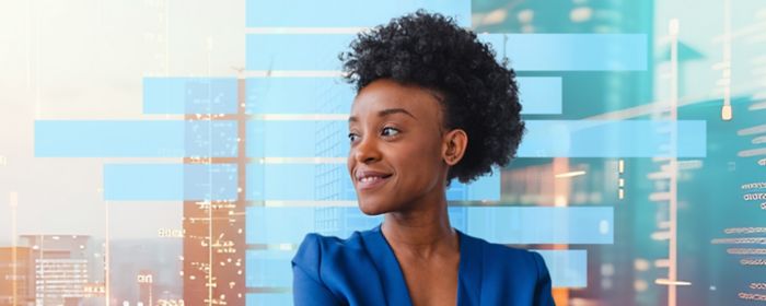 Femme d'affaires avec les bras croisés