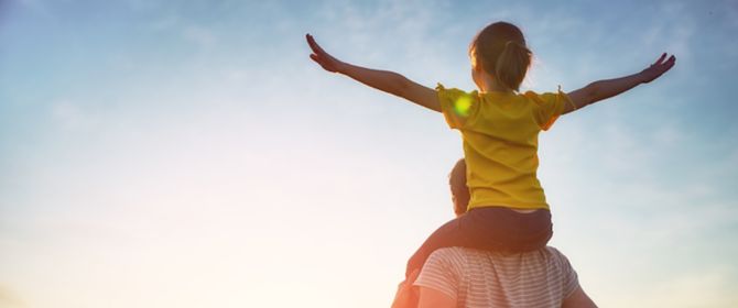 daughter on shoulders