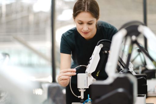 Person der arbejder med tech