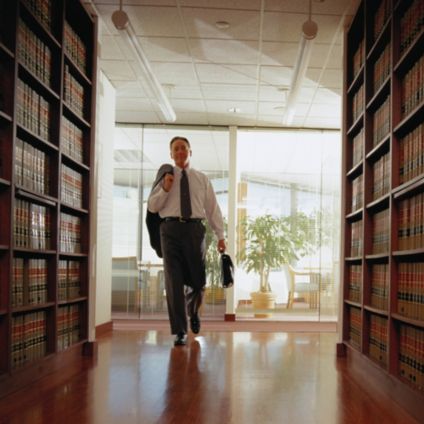 hombre entrando en biblioteca