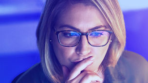 girl looking at computer screen gradient